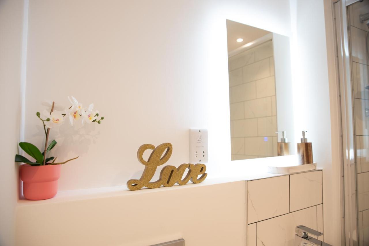 Welcome 4 Business Or Pleasure! Super Central Southampton 'City Vibes' # Stylish Apartment With Outside Space! 1-4 Guests Book Your City Break Or Pre-Cruise Stay! Close To Mayflower Theatre, Universities, Cruise Terminals, Hospitals & Shops! Eksteriør bilde